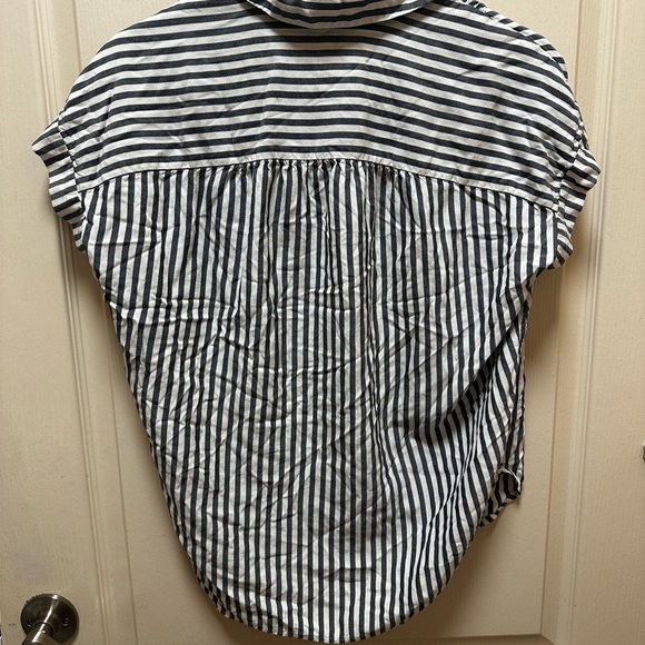 Button down high/low blouse. - Picture 2 of 2